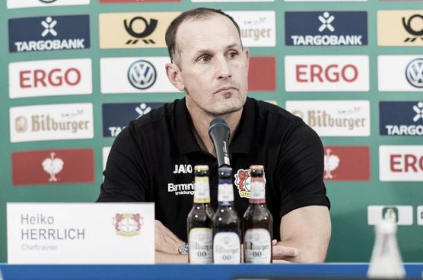 Herrlich en conferencia de prensa posterior al debut en DFB Pokal | Foto: @bayer04_es
