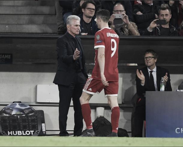 El polaco y su técnico, quien lo apoyó | Foto: @FCBayernES