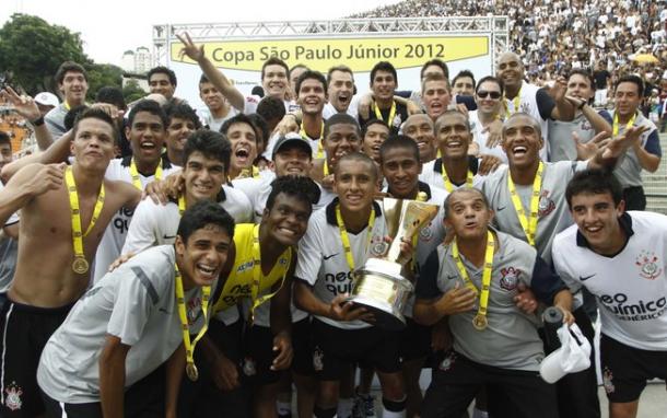 Marquinhos com a taça de campeão | Foto: Divulgação/Corinthians