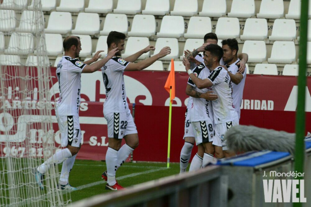 Los jugadores del Albacete celebrando el gol de Héctor Hernández | Foto: J. Mondéjar - VAVEL