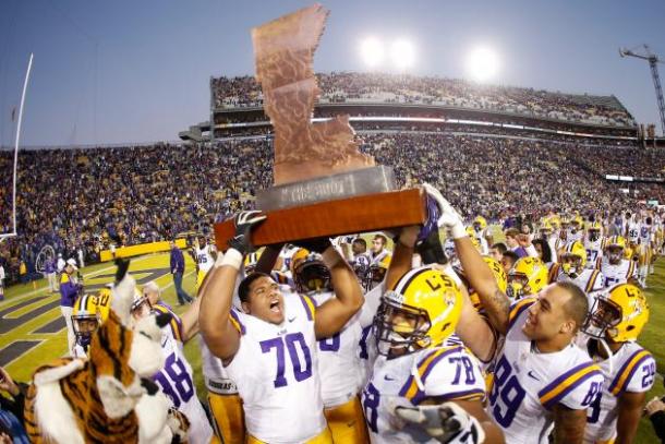 LSU Football lifts the Golden Boot after defeating Arkansas at Tiger Stadium in 2013/Getty Images