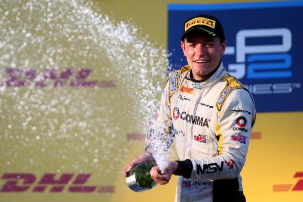 Jolyon celebra su campeonato de GP2 en el podio de Sochi | Fuente: Getty Images