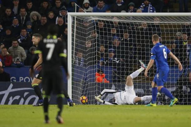 Kasper Schmeichel is unable to save the shot from entering his goal. | Photo: Getty Image/Adrian Dennis 