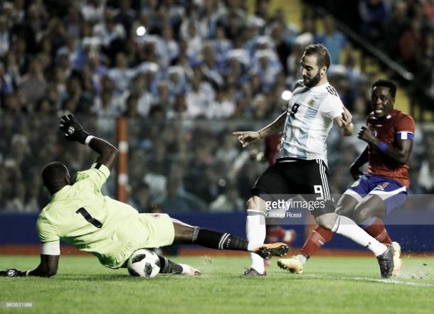 Higuaín desaprovecha una ocasión de gol en el amistoso frente a Haití / Fuente: Getty Images