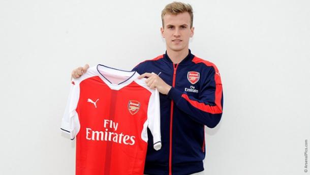 Holding posa con la camiseta del Arsenal tras su fichaje | Fotografía: Arsenal