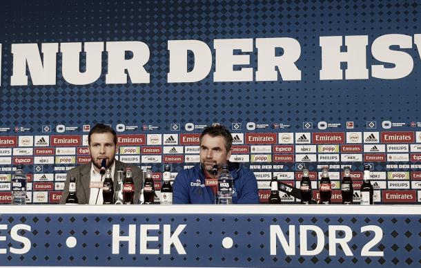Hollerbach en conferencia de prensa | fuente: @HSV