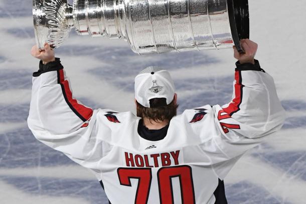 Braden Holtby con la Stanley Cup que ganaron los Washington Capitals en 2018 / Outsports