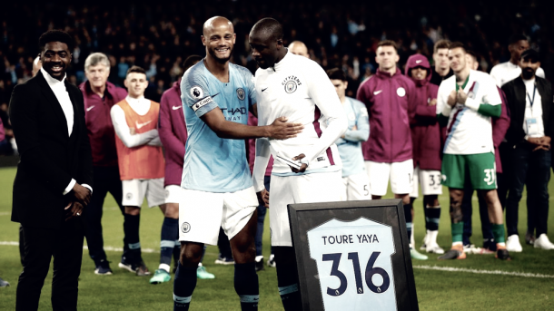 Yaya Touré junto a Kompany y su hermano, Kolo | Foto: Premier League