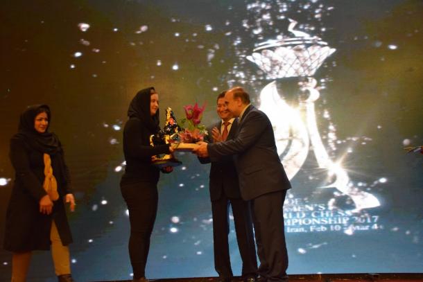 Sabina-Francesca recibe el obsequio honorífico. | Foto: Reza Mahdipour
