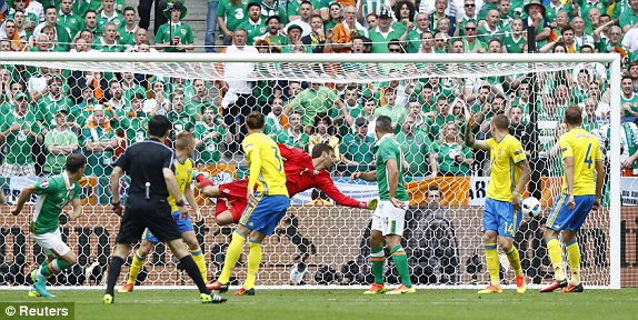 Hoolahan's goal sent the fans wild (photo: Reuters)