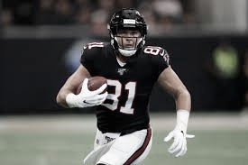 Austin Hooper, el ala cerrada mas codiciado en esta agencia libre, firmo con los Browns (foto Falcons.com)