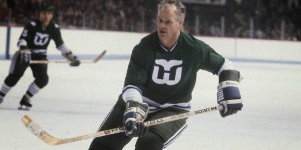 Gordie Howe en Hartford donde jugó con sus dos hijos | Foto: thegreatesthockeylegends.com