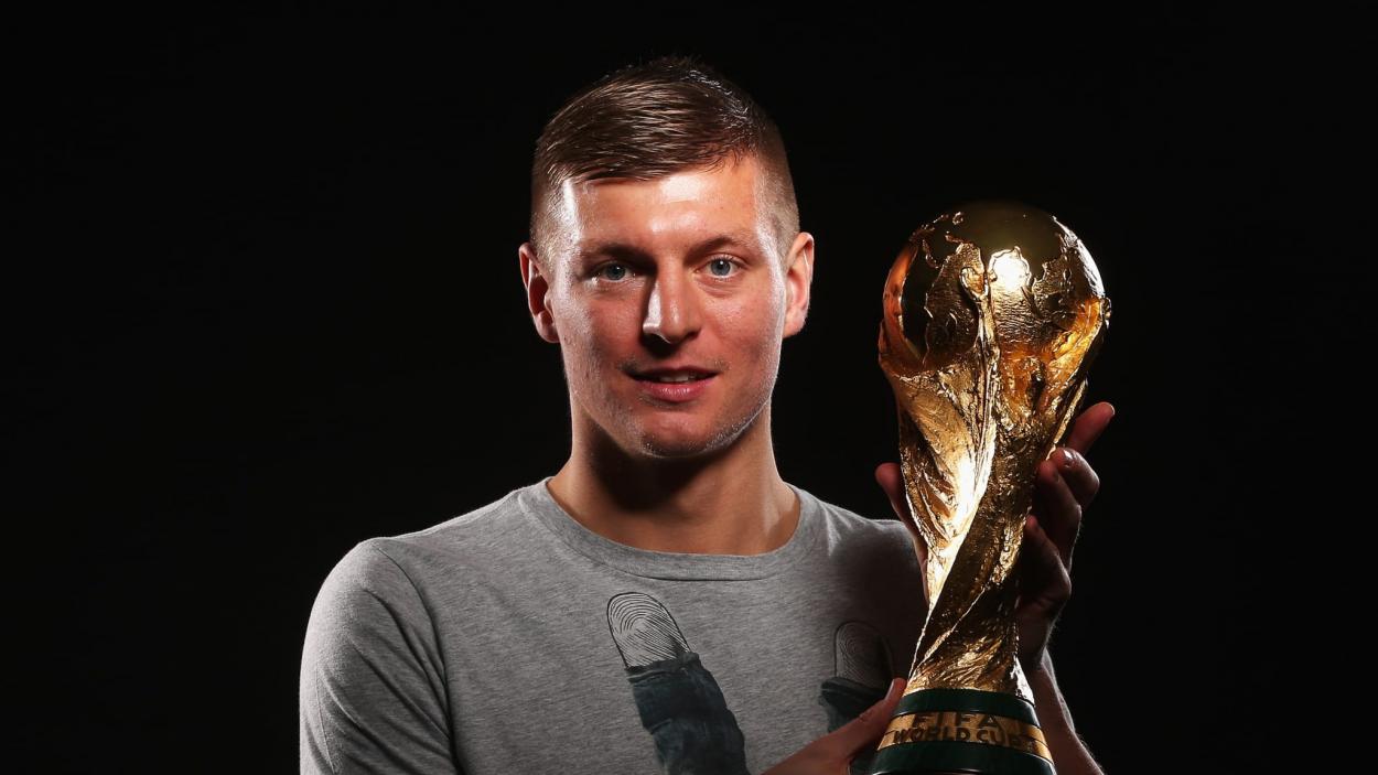 Toni Kroos posa con la Copa del Mundo, que consiguió en Brasil en 2014. Foto: FIFA.
