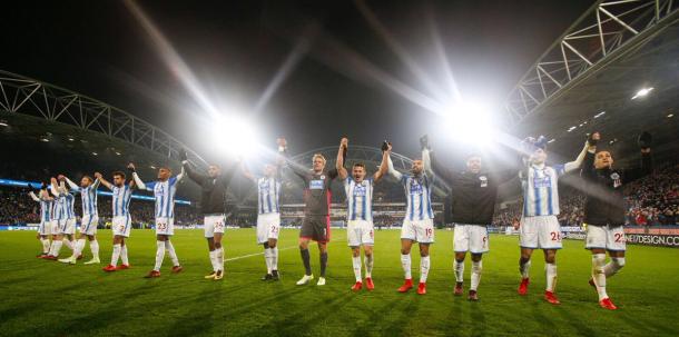 I giocatori dell'Huddersfield festeggianoa  fine partita / HuddersfieldTwitter