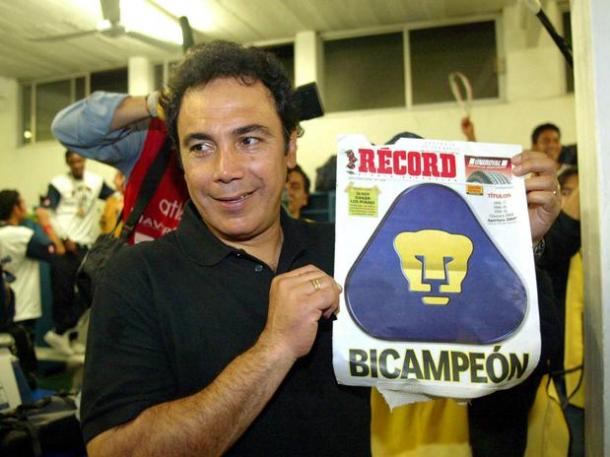 Hugo al ser bicampeón (Foto: Record)