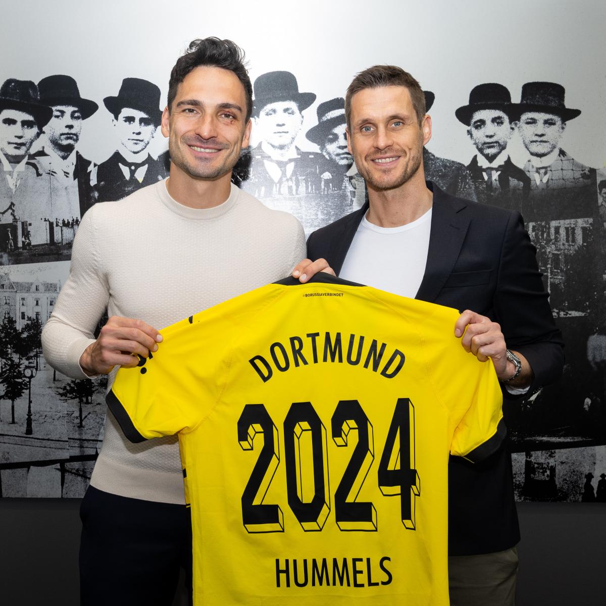 Matts Hummels signs a new contract with Dortmund. Credit @BlackYellow via Twitter