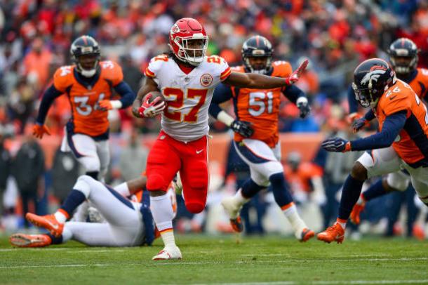 O calouro Kareem Hunt liderou a liga em jardas terrestres e pode ser um diferencial na partida (Foto: Dustin Bradford/Getty Images)