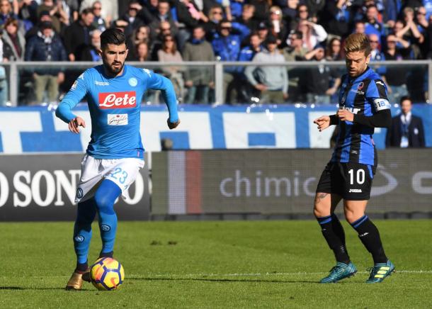 Il duello tra Hysaj e Gomez - Foto Napoli Twitter