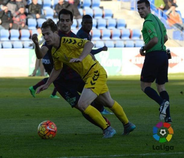 Íñigo Ros peleando el balón contra el Oviedo | Foto: LFP