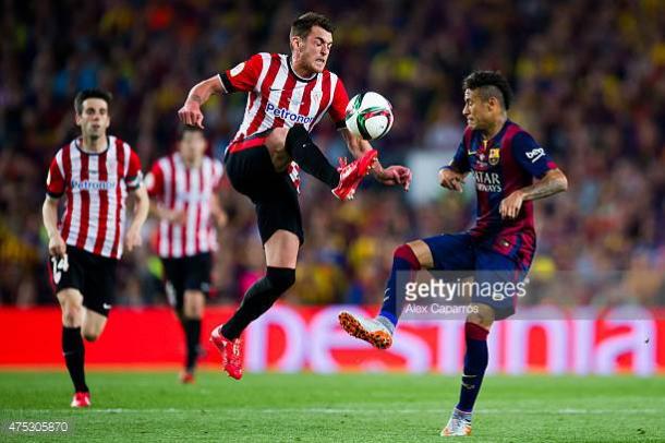 Ibai controla un balón frente a Neymar. / Foto: Getty Images