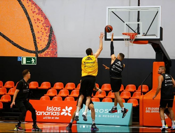 Iberostar Tenerife entrenando en L'Alqueria del Basket | Foto: @cbcanarias