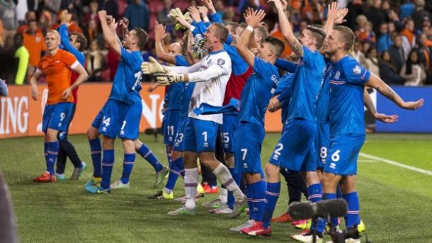 Selección islandesa celebrando una victoria. Foto: FootyFair.