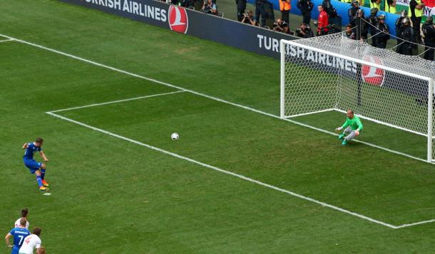 Star man Sigurdsson sends Hungary's Kiraly the wrong way 