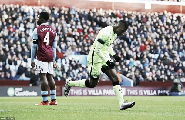 Iheanacho celebrando uno de sus goles frente al Aston Villa | Foto: dailymirro.co.uk
