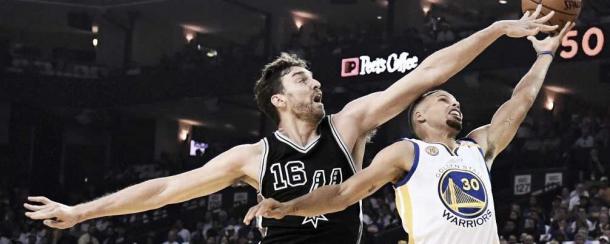Pau taponando a Curry durante un encuentro / Foto: NBA.com
