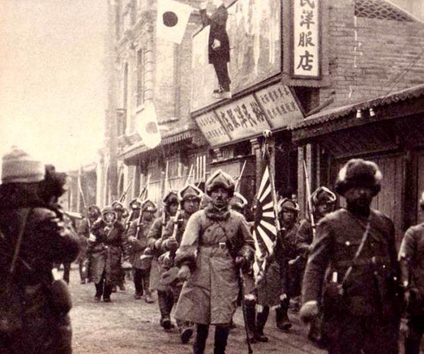 El Ejército de Kwantung desfilando en un localidad de Manchuria en 1932 (saturdayeveningpost.com)