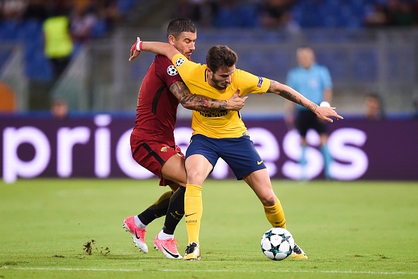 Kolarov e Saúl disputam bola | Foto: Filippo Monteforte/Getty Images