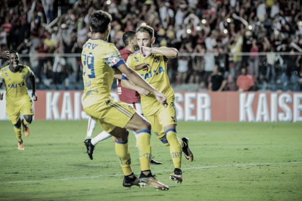 Éverton Ribeiro abriu o placar para o Flamengo de pênalti (Foto: Gilvan de Souza/Fla Imagem)