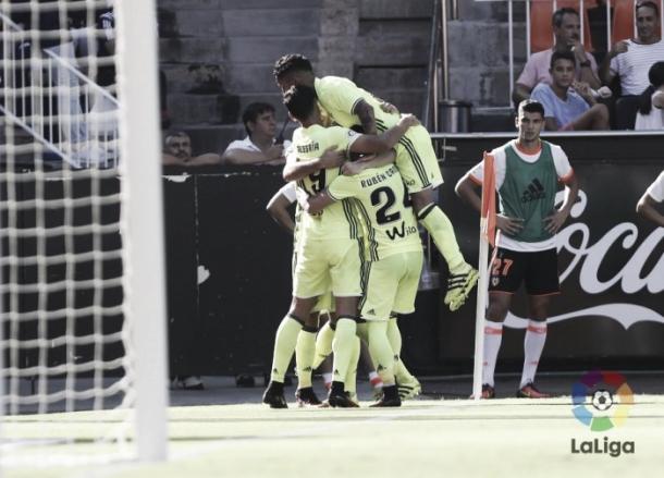 Los verdiblancos celebran un gol en Mestalla | Foto: LaLiga