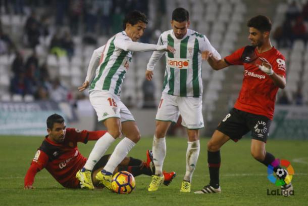 Pedro Ríos y Alejandro Alfaro disputan un balón con Juan Domínguez y Culio | LaLiga