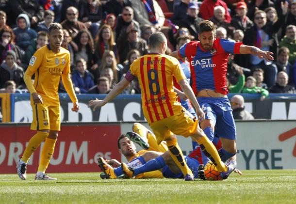 Camarasa cumplió 50 partidos con el Levante contra el Barcelona | Foto: Levante UD.