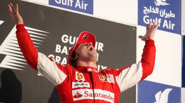 Fernando Alonso en lo más alto del podio en su estreno con Ferrari | Fuente: formula1.com