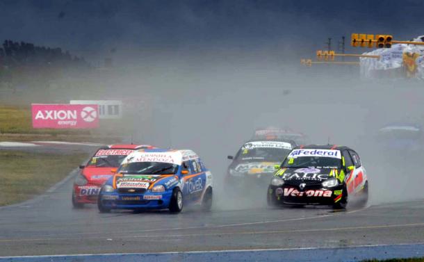 Clase 2 del Turismo Pista compitiendo bajo la lluvia en San Luis. Foto: Turismo Pista.