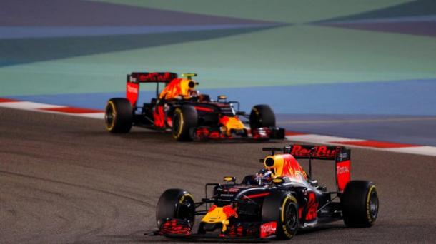 Daniel Ricciardo lidera a Daniil Kvyat en Baréin | Fuente: www.formula1.com