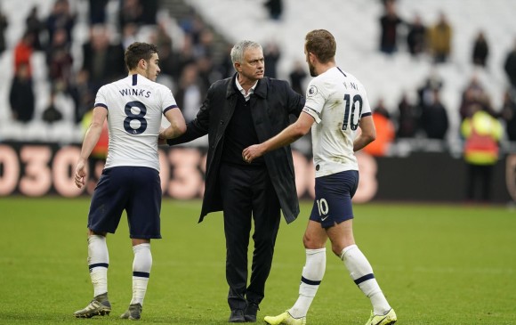 Mourinho junto con Kane y Winks. Foto: EFE