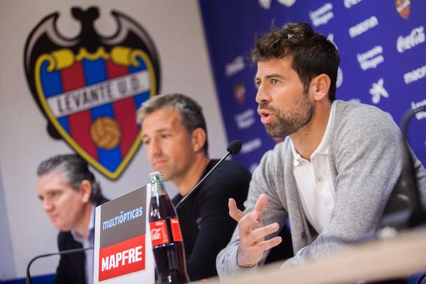 Coke en su presentación con el Levante. Foto: Levante UD.