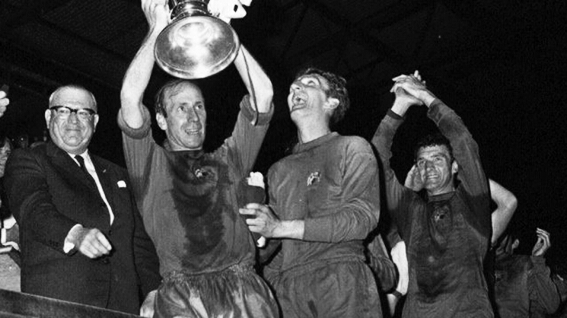 Bobby Charlton alzando la Copa de Europa | Foto: foxdeportes.com