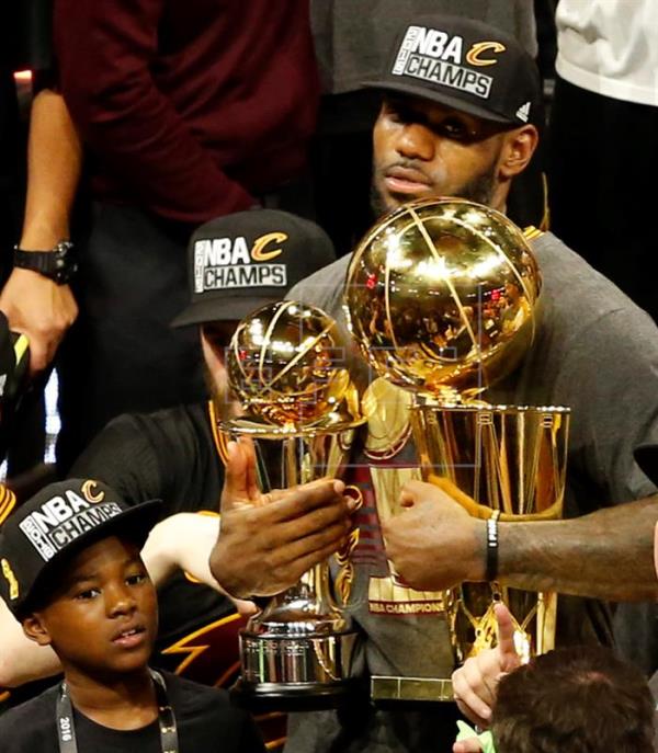 LeBron James campeón con los Cleveland Cavaliers de la NBA en 2016. |Foto: efe.com