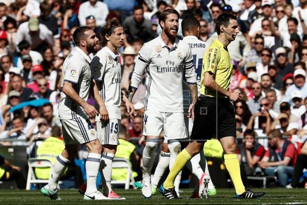 De Burgos dirigiendo al Real Madrid