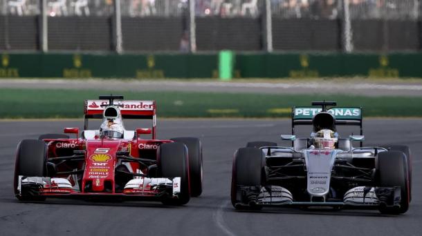Vettel y Lewis emparejados I Foto: Formula 1