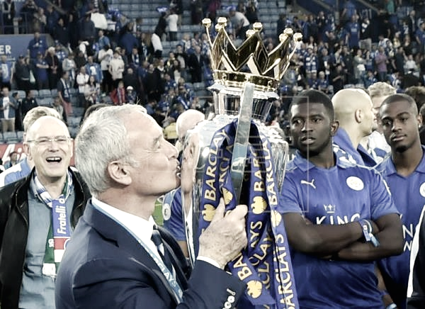 Claudio Ranieri con el trofeo de la Prermier League | Foto: Twitter oficial Leicester City