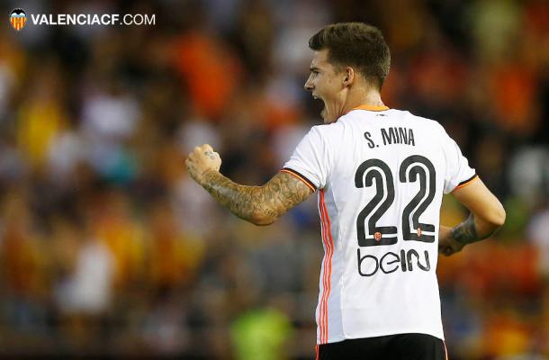 Santi Mina celebra un gol durante un partido en la presente temporada. | Foto: valenciacf.com