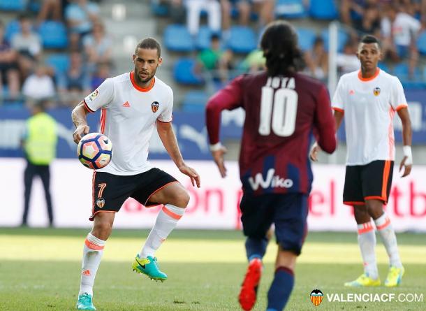 Mario Suárez y Aderllan Santos ante el Eibar - valenciacf.com