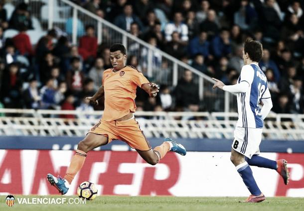 Mikel Oyarzabal presiona la salida de balón de Aderlan Santos