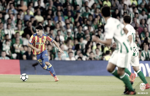 Carlos Soler con el balón controlado I Foto: Valencia CF