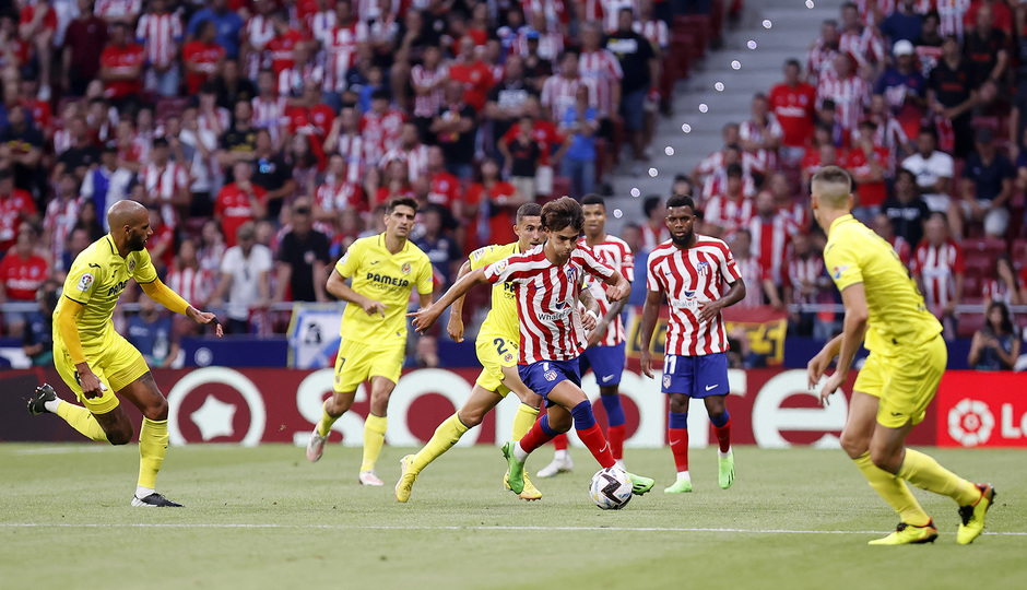 Joao rodeado de rivales | Foto: Atlético de Madrid